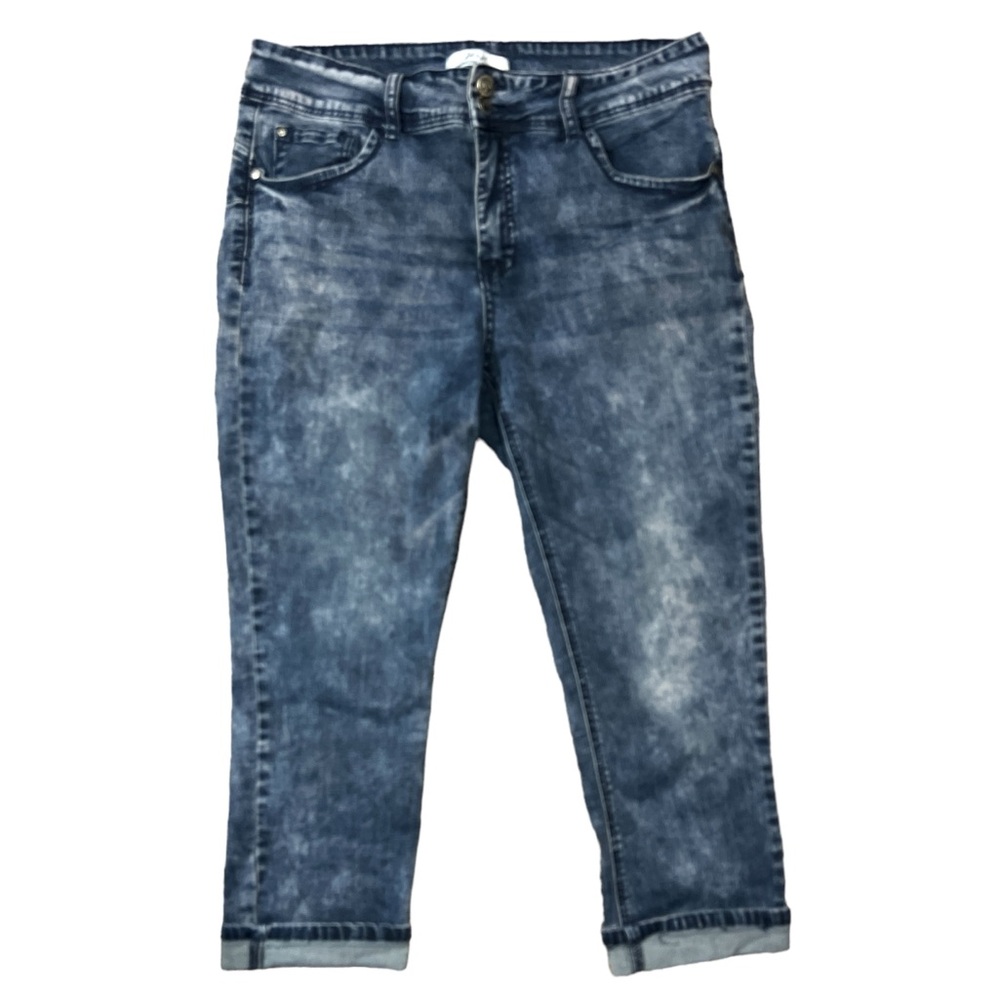 H & H EUC stone washed cropped blue jean capris.  Size 12